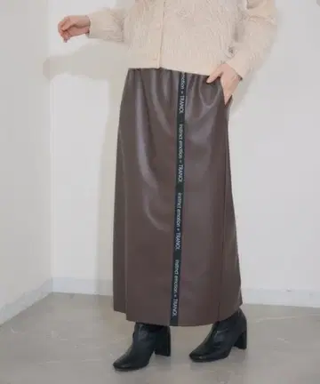 새상품 야마다야 토라노이 TRANOI. 사이드 라인 가죽 스커트