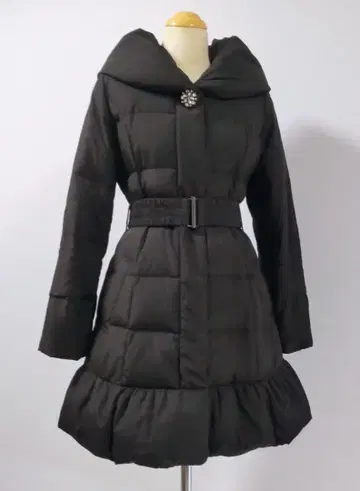 새상품급 데뷔 피오레 다운 코트 비쥬 버튼 플레어 벨트 포함 블랙