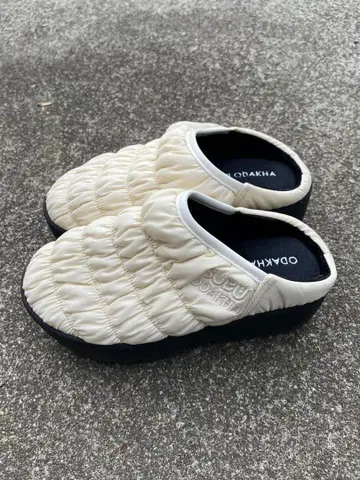 SUBU ODAKHA 콜라보 샌들 화이트