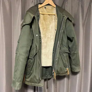 올리브색 퀼팅 모즈 코트 후드 부착