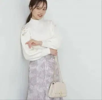 플라워 자수 어깨 트임 니트 PROPORTION BODY DRESSING