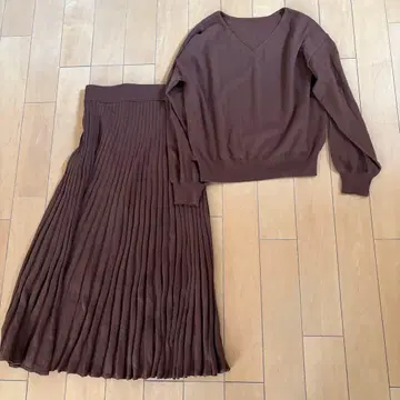 브라운 V넥 스웨터와 플리츠 스커트 세트