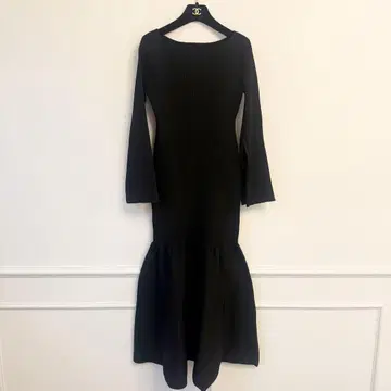 anuans 아뉴앙스 23AW 티어드 디자인 슬릿 원피스 블랙