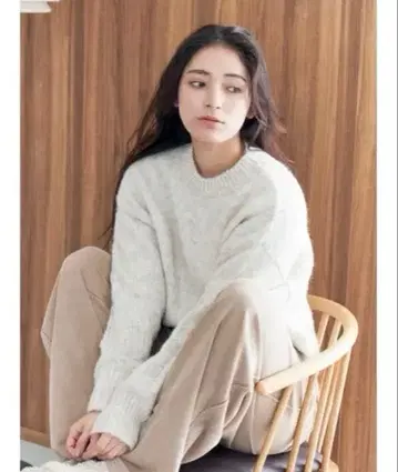 언그리드 컬러 모헤어 혼방 루즈 니트 아이보리