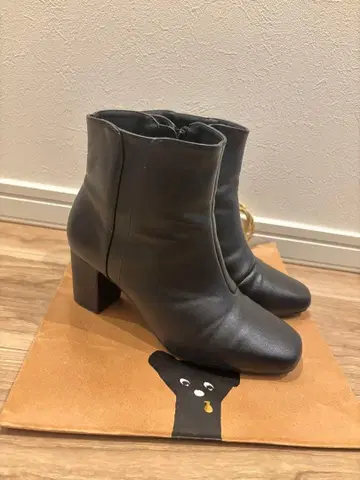 ANCHOR WOMAN 숏부츠