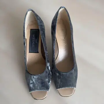 DIANA 그레이 스웨이드풍 오픈토 웨지힐