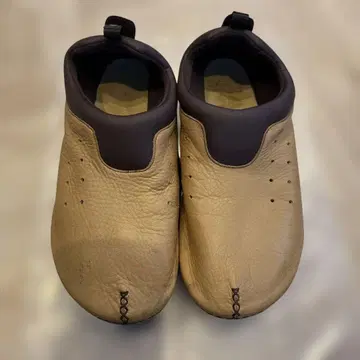 베이지 가죽 슬립온 슈즈