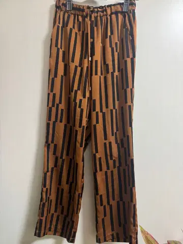 브라운과 블랙 스트라이프 캐주얼 팬츠