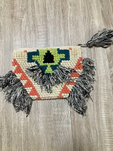 Bershka 자수 프린지 클러치백