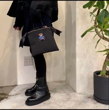 Demodee 아플리케 토트백 BEAR(바시티 자켓):BLACK