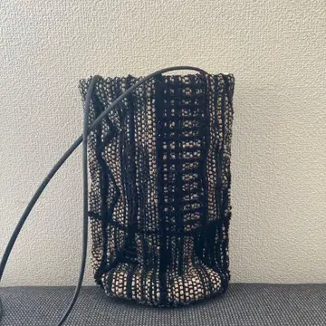 꼬임 디자인 숄더백 블랙과 베이지