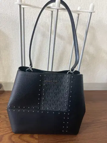MICHAEL KORS 스터드 토트백