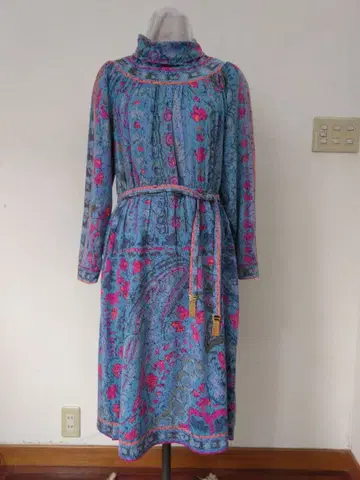 파랑과 핑크 꽃무늬 터틀넥 원피스