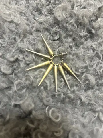 e.m. 이엠 뾰족뾰족 귀걸이 한쪽