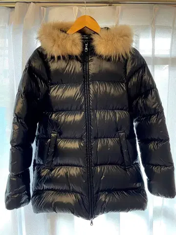 [ 새상품급 ] 내추럴 뷰티 베이직 퍼 포함 다운 코트 블랙