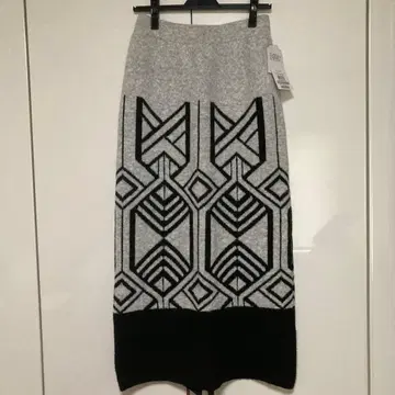 그레이와 블랙의 기하학 패턴 타이트 스커트
