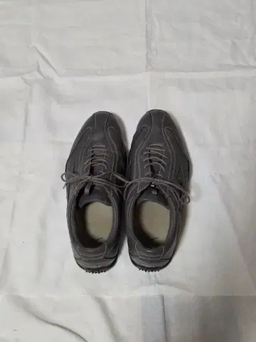 미즈노 그레이 가죽 스니커즈