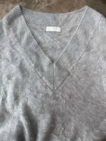 일리안 로브 퍼 캐시미어 V넥 니트 아이스 블루 그레이