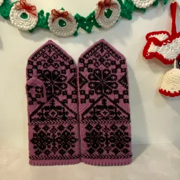 핑크와 블랙의 뜨개질 미튼