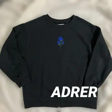 ADRER 블랙 맨투맨 파란 장미 자수