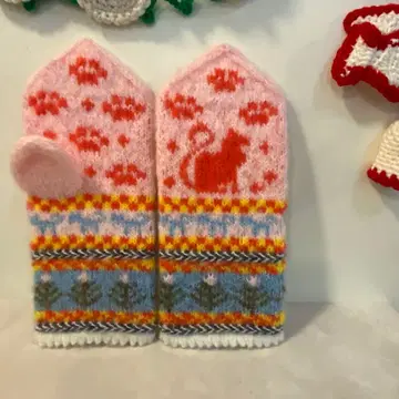 고양이 무늬의 컬러풀 니트 미튼