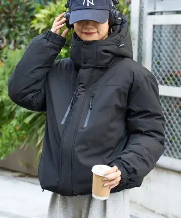 후드 부착 블랙 다운 자켓