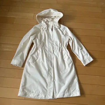 화이트 후드 부착 코트