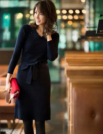 재스 그리티 몰 자수 리브 니트 원피스 네이비