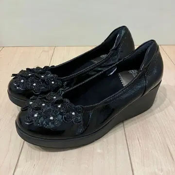 [ 새상품급 ] 뷰포트 플라워 모티브 에나멜 펌프스