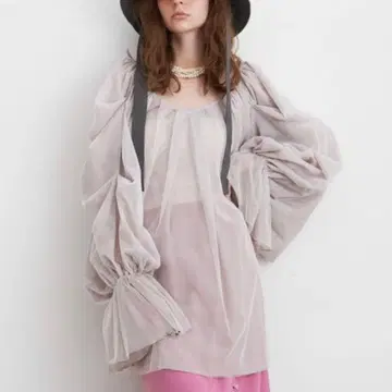 라벨 에튀드 볼륨 개더 슬리브 블라우스