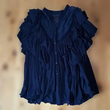 개성있는 프릴 장식 블랙 버튼업 셔츠 반팔