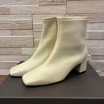 새상품급 반값 이하 화이트 숏부츠