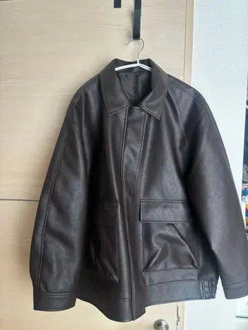 GU 다크 브라운 가죽 박스 실루엣 자켓