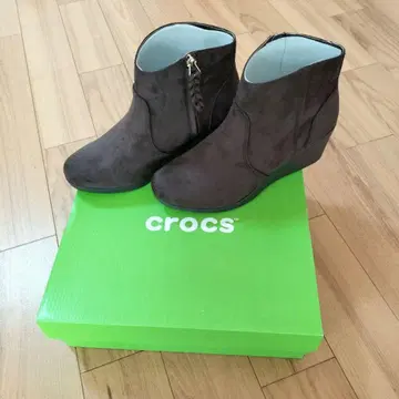 [ 택 포함 새상품 ] crocs 브라운 웨지 힐 부츠