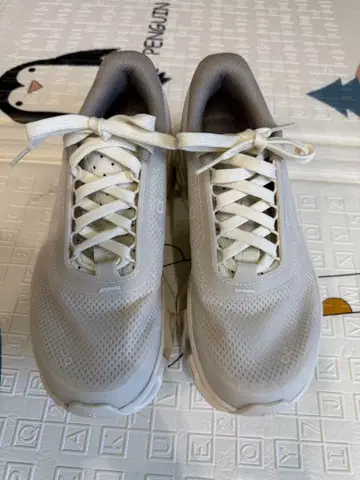 on Cloudstratus 화이트 스니커즈