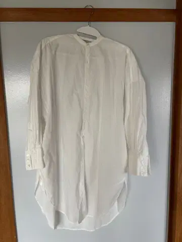 화이트 스탠드 카라 긴팔 셔츠 universal tissu