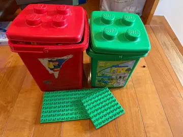 LEGO 블록과 수납 용기 세트와 보드