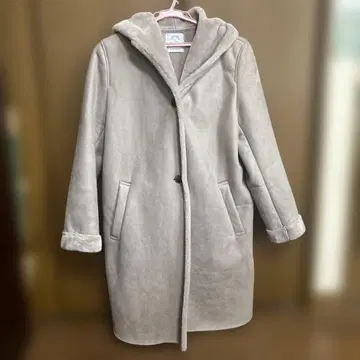 후드 부착 그레이 무스탕 코트