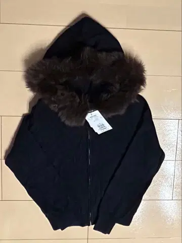 QUEEN'S COURT 퍼 달린 스웨터 미사용 새상품