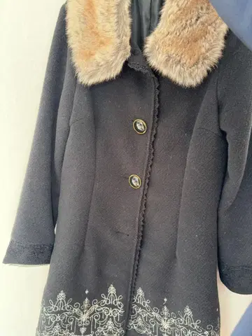 퍼 옷깃 블랙 롱 코트 엑시즈팜