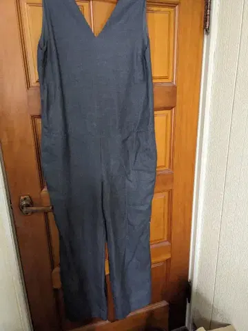 다크 그레이 V넥 올인원