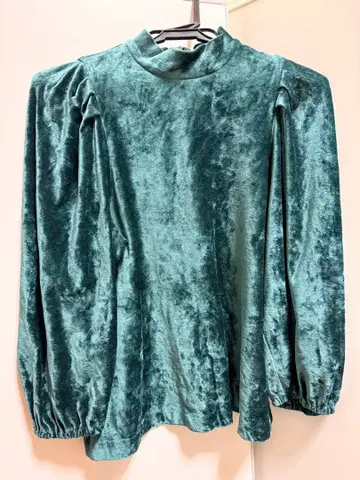 에메랄드 그린 벨벳 하이넥 상의