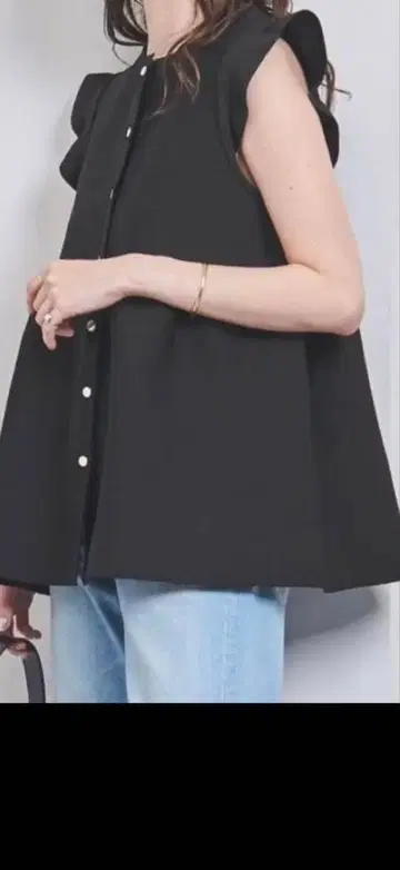 새상품급 UNITED ARROWS 블랙 프릴 A라인 상의