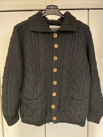 인버아란 브라운 택 3A 아란 편직 니트 가디건 블랙