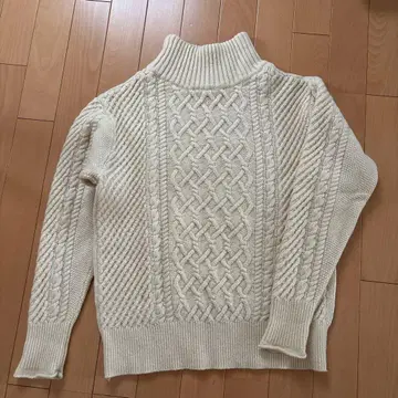 아이보리 케이블 짜임 터틀넥 스웨터