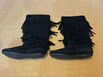 미네통카 프린지 장식 블랙 부츠
