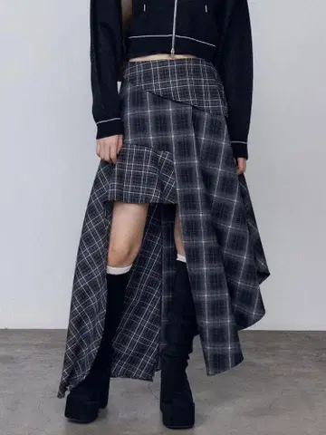 [택 포함 새상품] EMODA 비대칭 체크 무늬 스커트