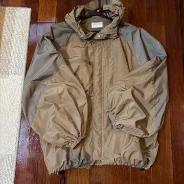 HOLIDAY 후드 부착 카키 자켓