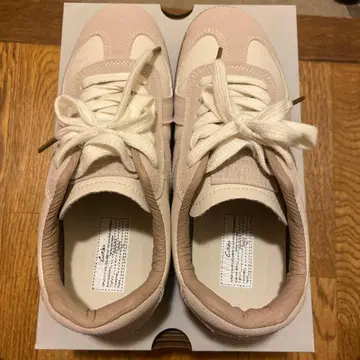 스니커즈 아이보리의 멋스러운 디자인