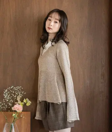 베이지 플레어 슬리브 니트 베스트